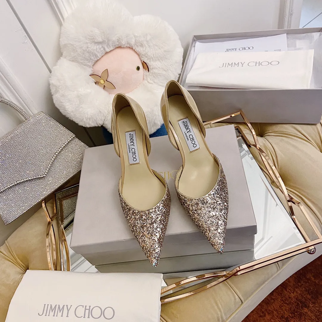 👟👟Ex-factory price 520👟👟 JIMMY CHOO A pair of high heels that can conquer all men👠Easy to wear and versatile, a must-have item for the annual meeting🥂Bilng Bilng is so beautiful that no one can take your breath away Material: Special Crete spliced cow patent leather ➰🍸Sheepskin lining Italian leather outsole Available in three colors: black, nude, silver Size: 34-42 With a height of 8cm, it is packaged simultaneously at the counter!